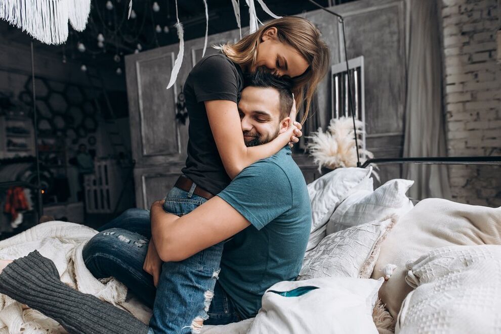 Femme embrassant un homme qui a augmenté son pouvoir.