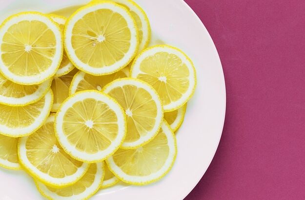 Le citron contient de la vitamine C, qui est un booster de puissance. 