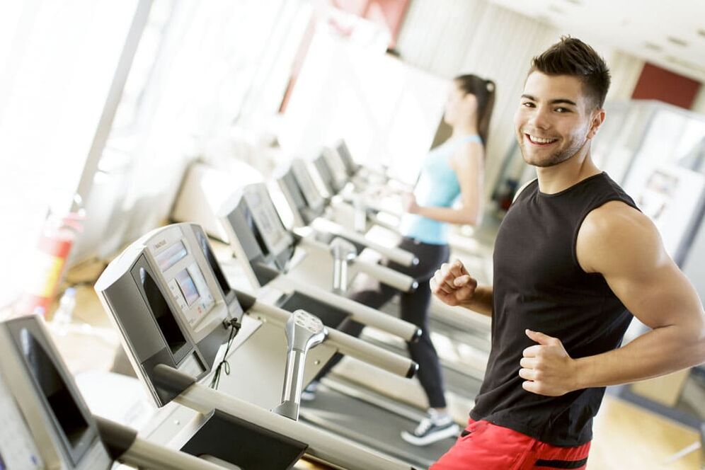 Les exercices cardiovasculaires aideront un homme à accélérer sa circulation sanguine. 